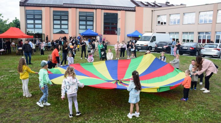 Rodzinne święto i wielkie serca mieszkańców gminy Daleszyce. Festyny w Słopcu i Borkowie połączyły zabawę z pomocą
